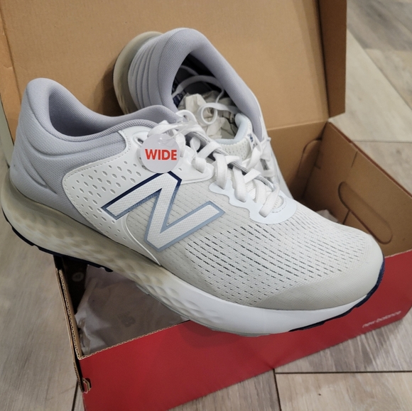 *NWT* New Balance 520V7 Running Sneakers main image 5